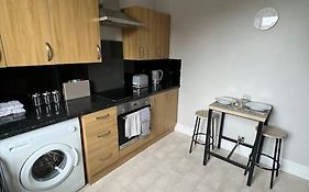 Homely 3 Bed Town Centre Flat